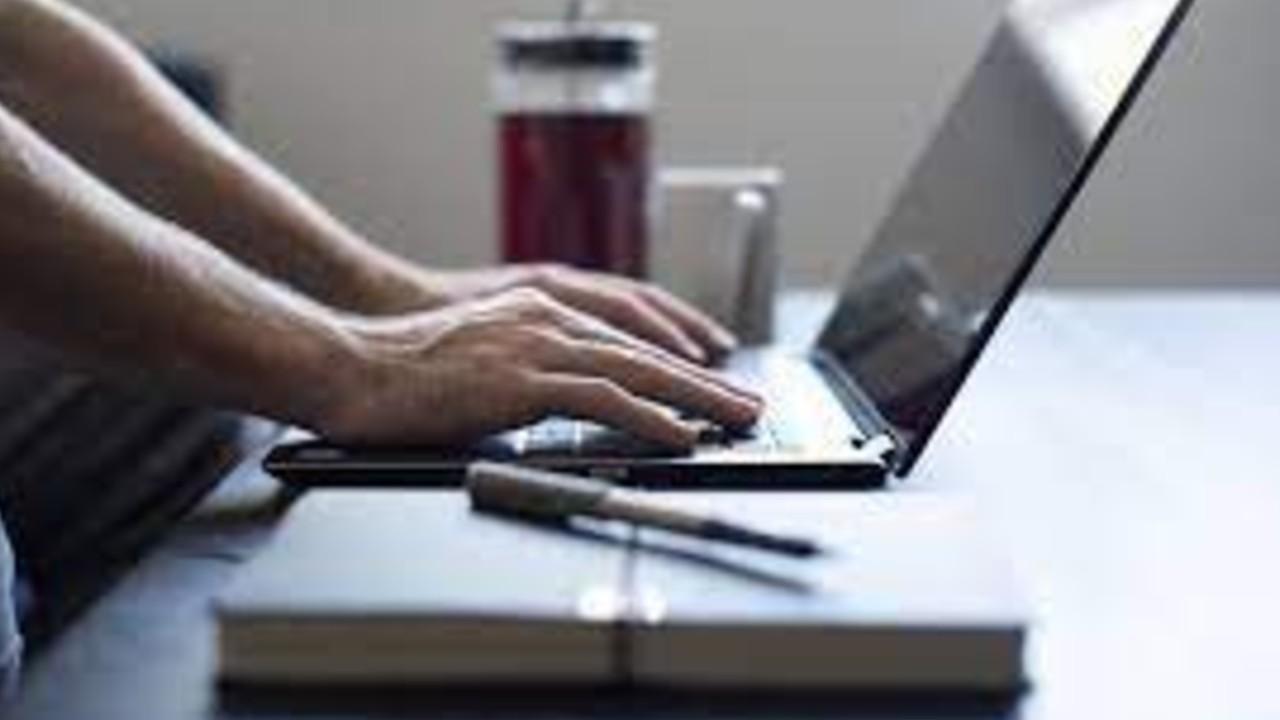 This article explains how you can land a free bet in time for Super Bowl LVI and how to watch the big match.